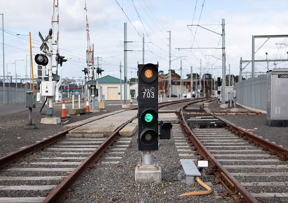 Rail signal between tracks